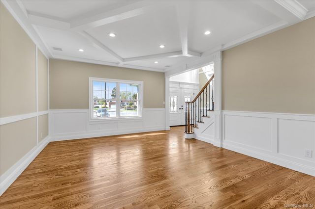 11 Evelyn Court, Syosset, NY 11791