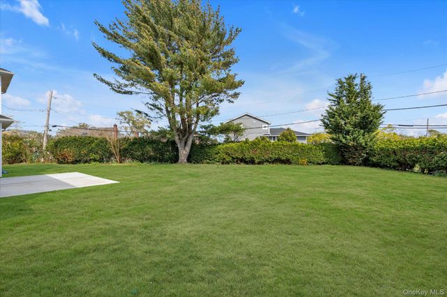 11 Evelyn Court, Syosset, NY 11791