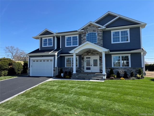 11 Evelyn Court, Syosset, NY 11791