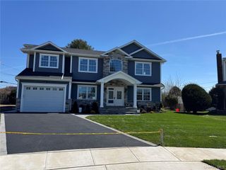 11 Evelyn Court, Syosset, NY 11791