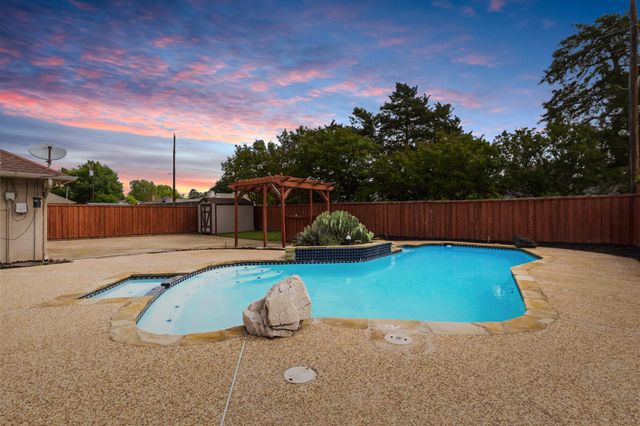 200 Sunny Crest Drive, Murphy, TX 75094