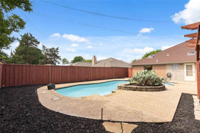 200 Sunny Crest Drive, Murphy, TX 75094