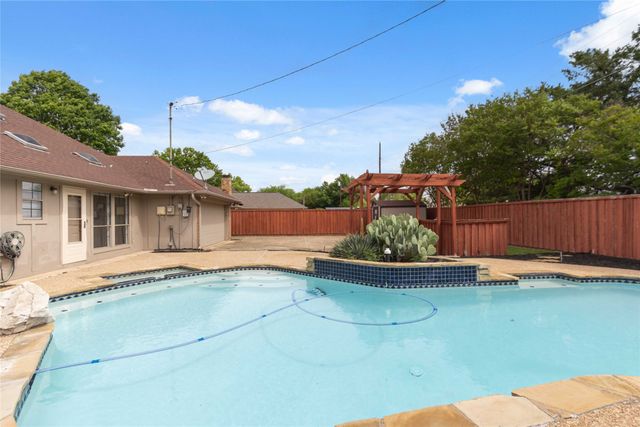 200 Sunny Crest Drive, Murphy, TX 75094