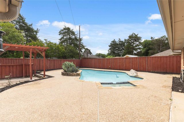 200 Sunny Crest Drive, Murphy, TX 75094