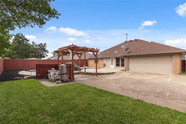 200 Sunny Crest Drive, Murphy, TX 75094