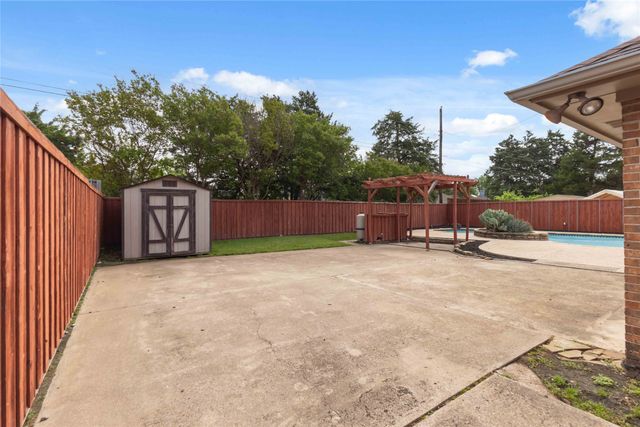 200 Sunny Crest Drive, Murphy, TX 75094