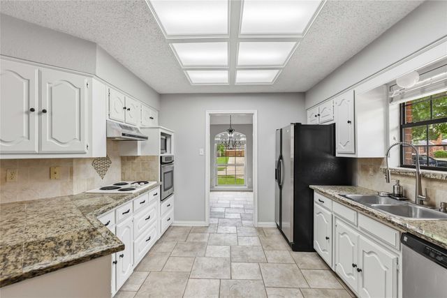 200 Sunny Crest Drive, Murphy, TX 75094