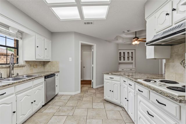 200 Sunny Crest Drive, Murphy, TX 75094