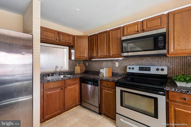 8 WINTON LN, Newark, DE 19702