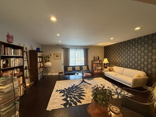 4000 Dundee Road 203B, Northbrook, IL 60062