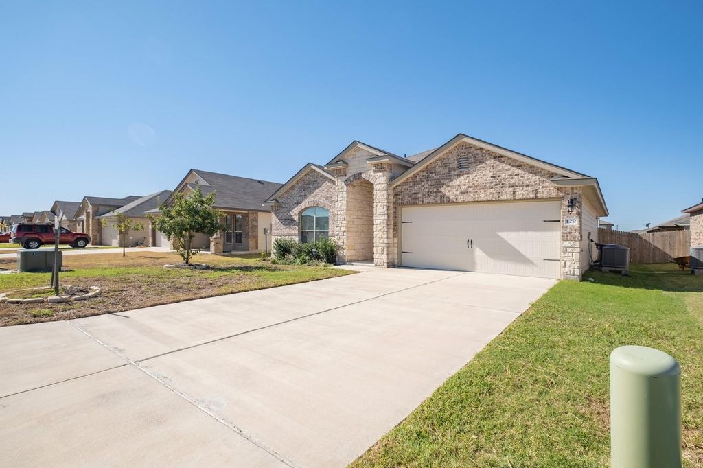 129 Plata LN, Jarrell, TX 76537