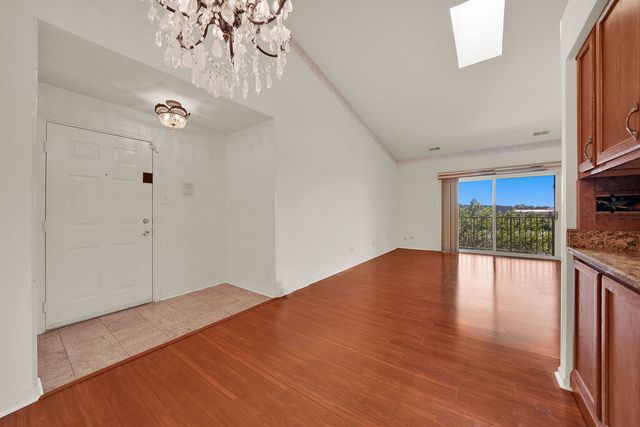 4217 W 76th Street 303, Chicago, IL 60652
