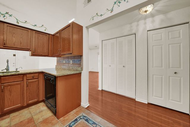 4217 W 76th Street 303, Chicago, IL 60652