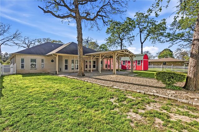 22 Golfview Drive, Hilltop Lakes, TX 77871