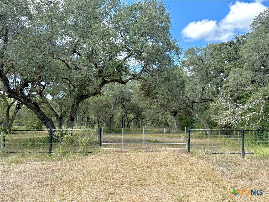 Image 25 of property listing at 4668 Old Hwy Rd, Inez, TX 77968