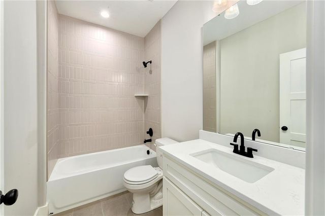 1206 NW 5th Street, Oak Grove, MO 64075