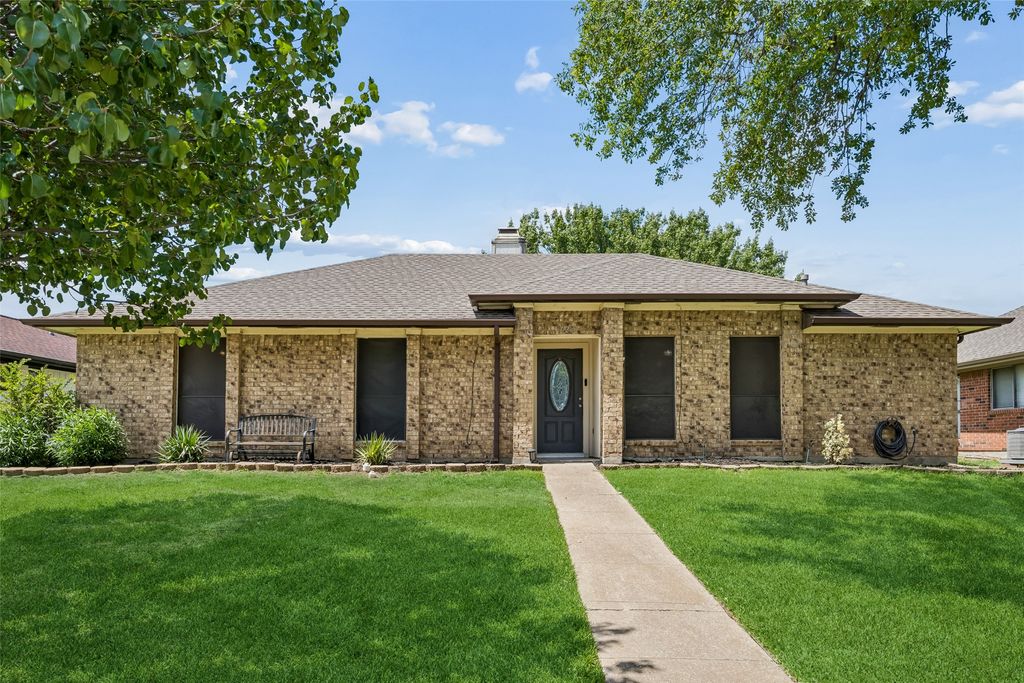 1725 Mayflower Drive, Carrollton, TX 75007