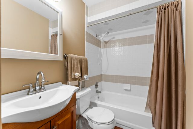 2819 Sun Valley Drive, Cary, IL 60013