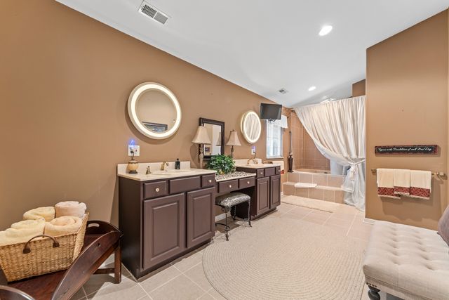 2819 Sun Valley Drive, Cary, IL 60013