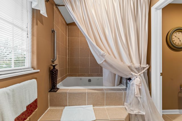 2819 Sun Valley Drive, Cary, IL 60013