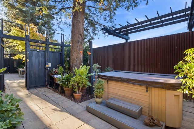 1833 50th St, Sacramento, CA 95819