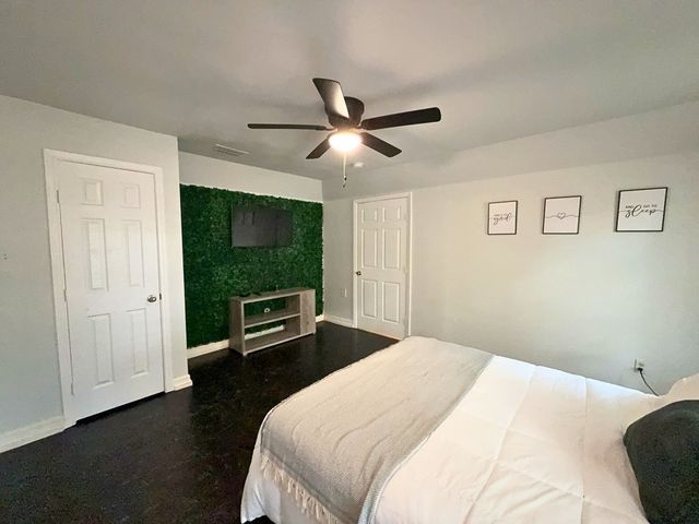 1900 Mill Run Drive, Arlington, TX 76006