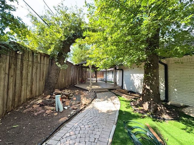 1900 Mill Run Drive, Arlington, TX 76006