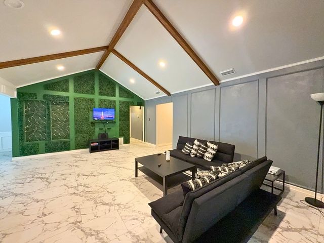 1900 Mill Run Drive, Arlington, TX 76006