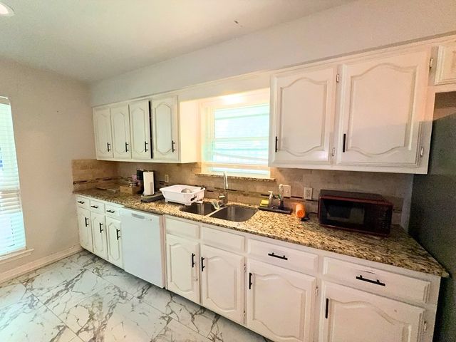 1900 Mill Run Drive, Arlington, TX 76006