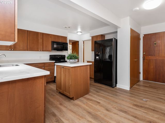 9310 Sw 18TH Pl, Portland, OR 97219