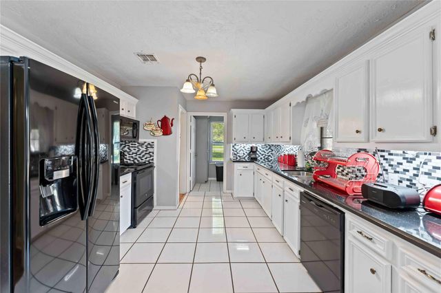 111 Commerce Lane, Highlands, TX 77562