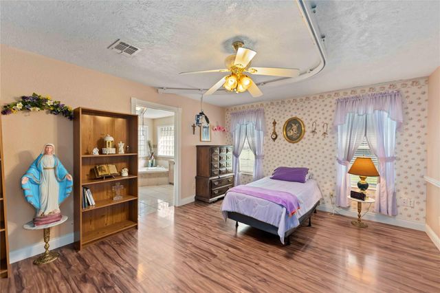 111 Commerce Lane, Highlands, TX 77562