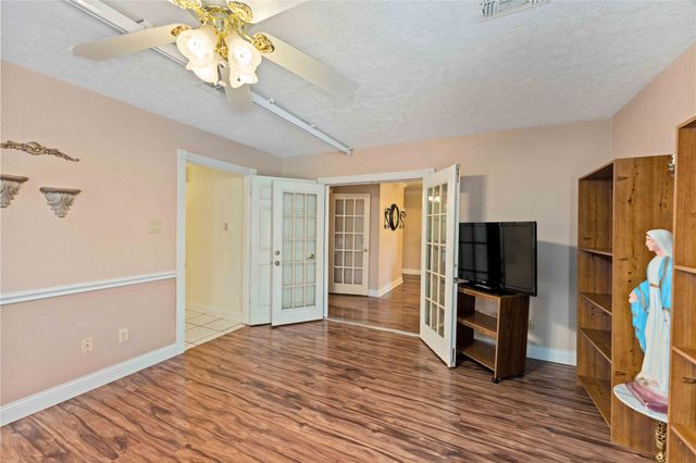 111 Commerce Lane, Highlands, TX 77562