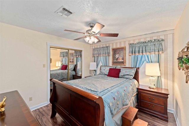 111 Commerce Lane, Highlands, TX 77562