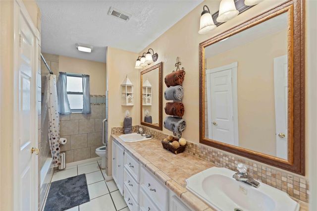 111 Commerce Lane, Highlands, TX 77562