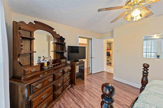 111 Commerce Lane, Highlands, TX 77562