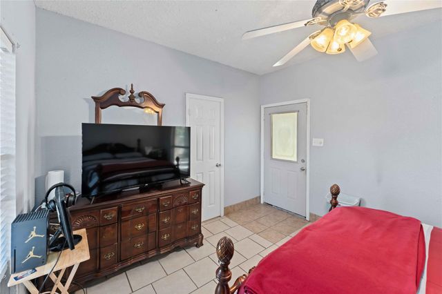 111 Commerce Lane, Highlands, TX 77562