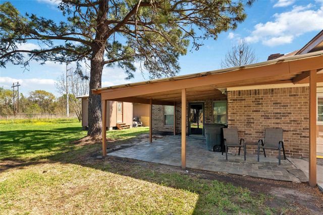 111 Commerce Lane, Highlands, TX 77562