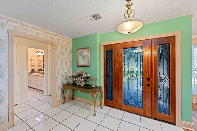 111 Commerce Lane, Highlands, TX 77562