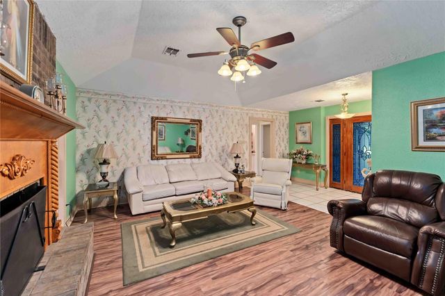 111 Commerce Lane, Highlands, TX 77562