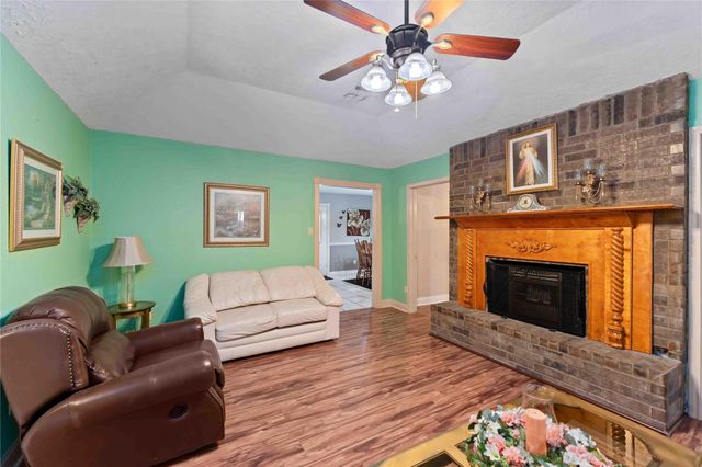 111 Commerce Lane, Highlands, TX 77562