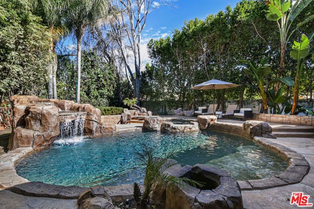 15525 Morrison Street, Sherman Oaks, CA 91403