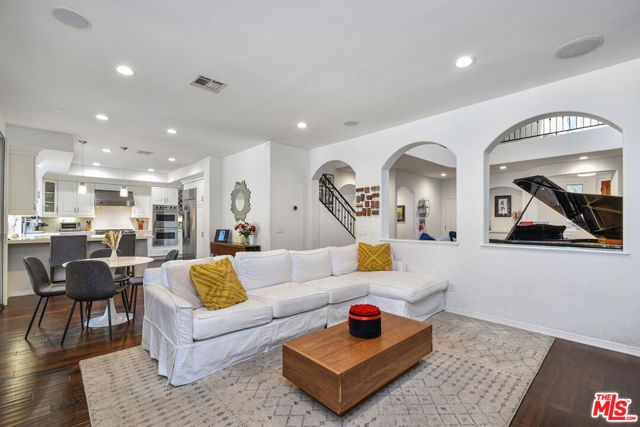 15525 Morrison Street, Sherman Oaks, CA 91403