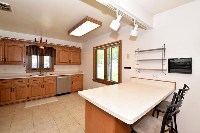 1526 Greenway TERRACE, Waukesha, WI 53186