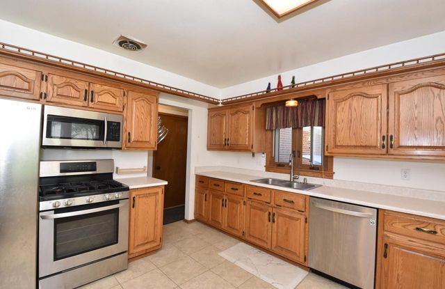 1526 Greenway TERRACE, Waukesha, WI 53186