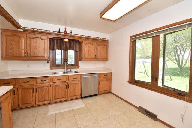 1526 Greenway TERRACE, Waukesha, WI 53186