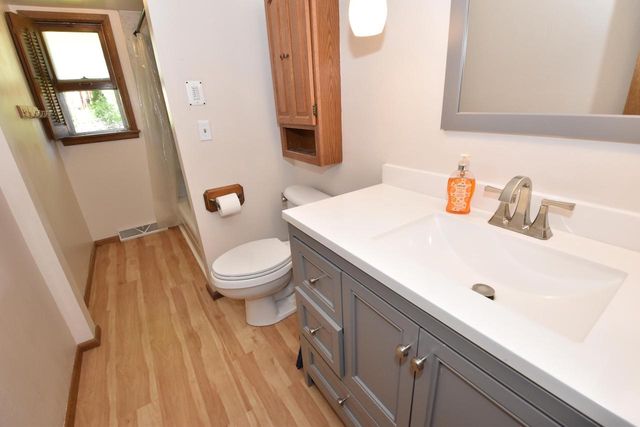 1526 Greenway TERRACE, Waukesha, WI 53186