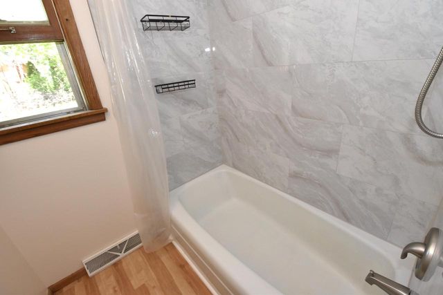 1526 Greenway TERRACE, Waukesha, WI 53186