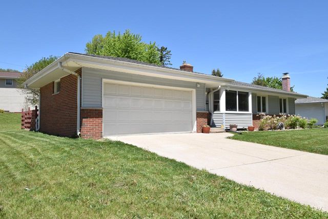 1526 Greenway TERRACE, Waukesha, WI 53186
