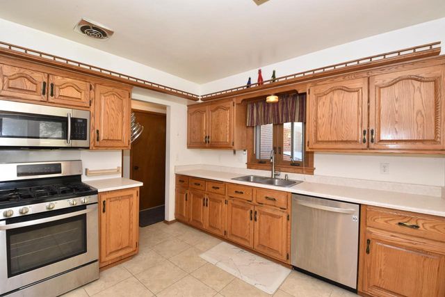 1526 Greenway TERRACE, Waukesha, WI 53186